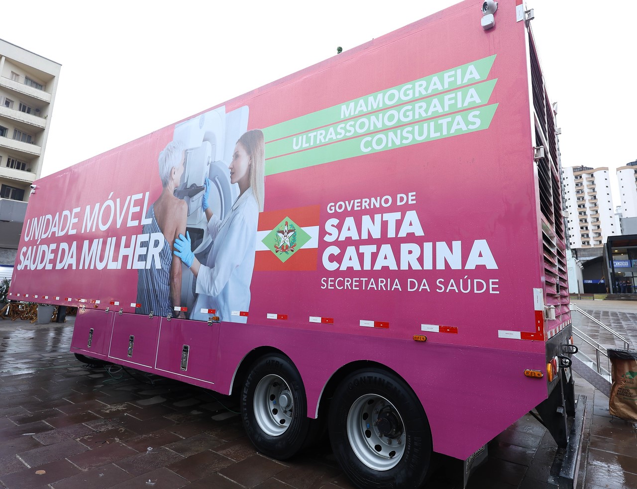 Lateral da carreta Saúde da Mulher
