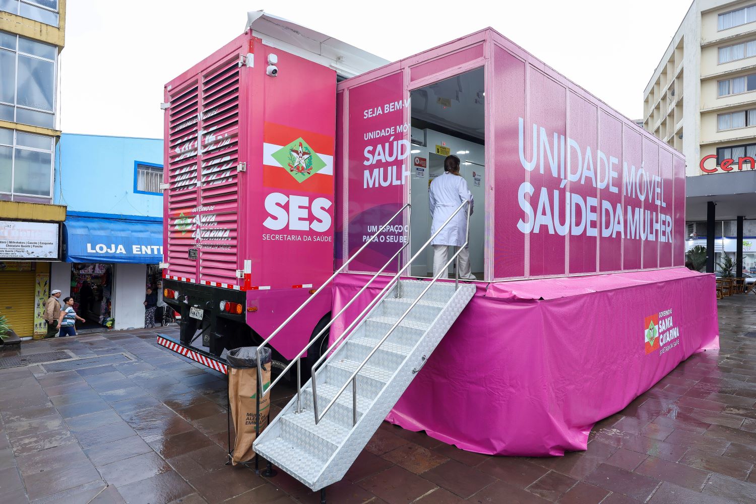 Unidade móvel Saúde da Mulher em praça pública