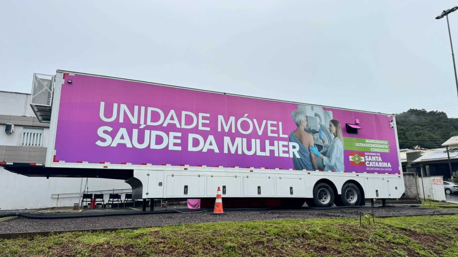 Unidade móvel Saúde da Mulher estacionada em município catarinense