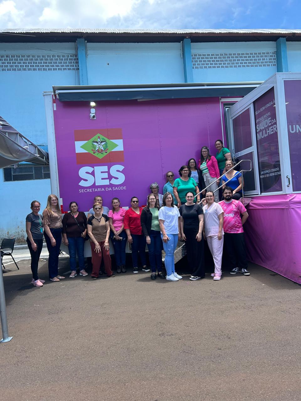 Grupo de mulheres em frente à unidade móvel